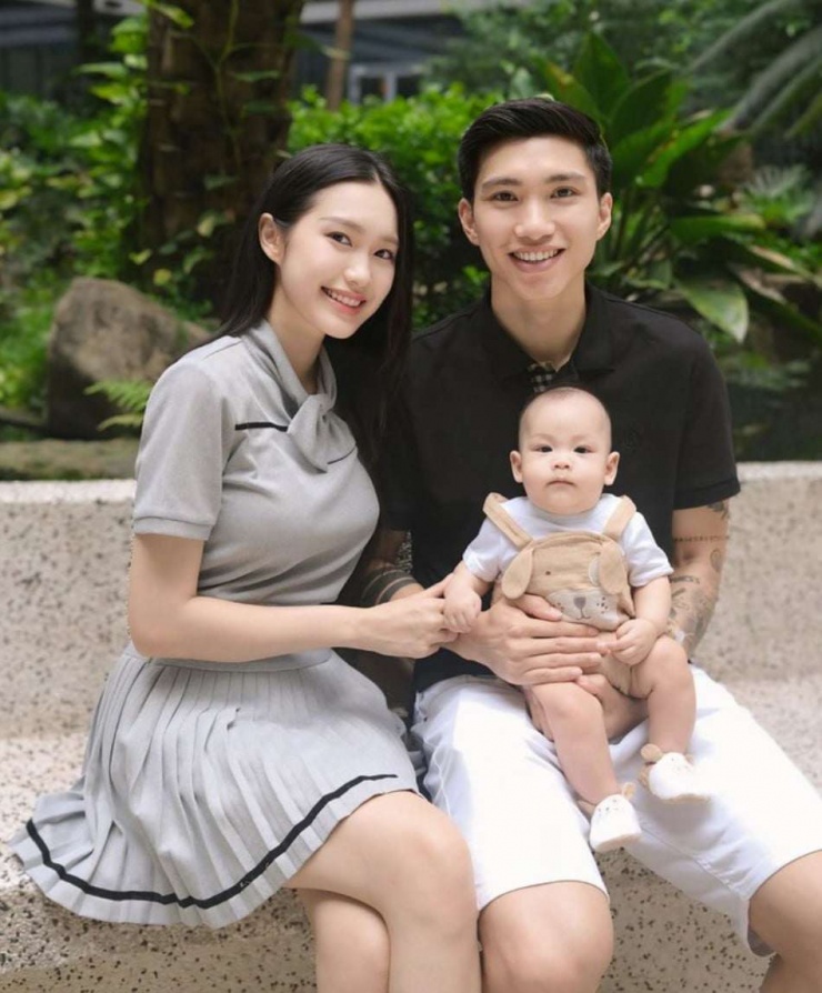 Gia đình hạnh phúc của Đoàn Văn Hậu và Doãn Hải My. (Ảnh: FBNV)