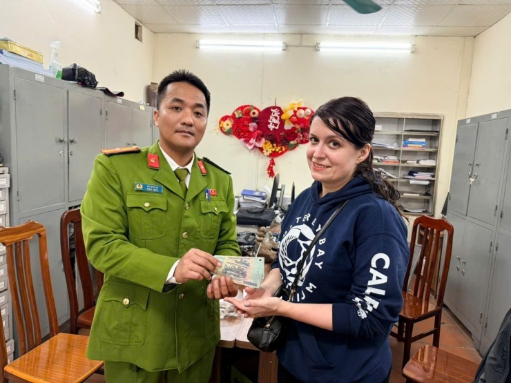 Nữ du khách nhận lại số tiền sau vụ việc.