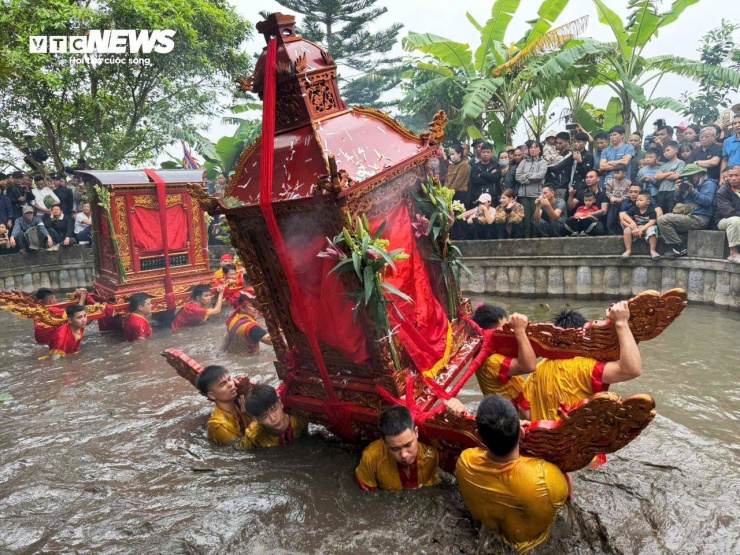 Điểm nhấn đặc sắc của lễ hội là nghi lễ rước kiệu dưới nước - hình ảnh kiệu thờ lướt trên mặt sông trong tiếng trống chiêng, thể hiện sâu sắc văn hóa nông nghiệp lúa nước và mối quan hệ hài hòa giữa con người với thiên nhiên.