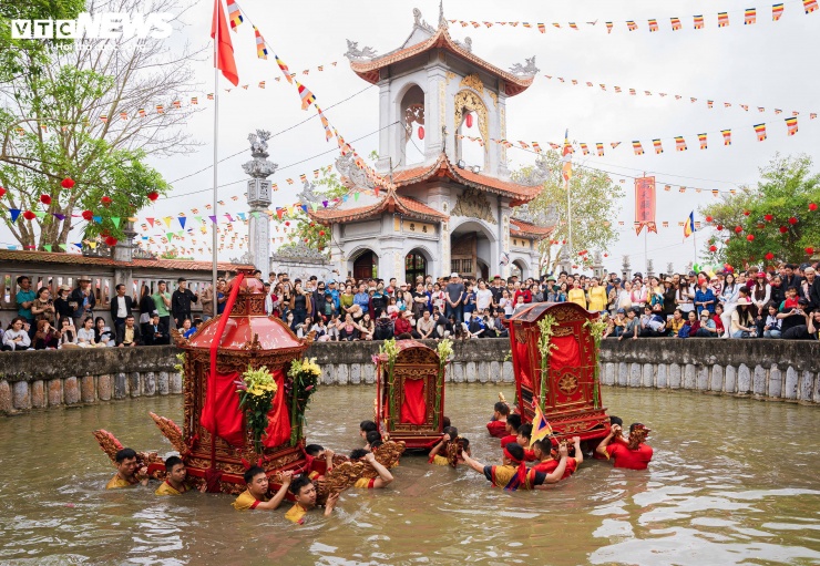 Trong dân gian vẫn lưu truyền câu "Rước kiệu mùng chín tháng Giêng/Kiệu quay sông nước ngả nghiêng đất trời" để nói về lễ hội đền - chùa Phượng Vũ. Ba chiếc kiệu đi đến đâu cũng đều nhận được sự hò reo, ủng hộ của người dân, khiến không khí lễ hội thêm náo nhiệt nhưng không kém phần linh thiêng.
