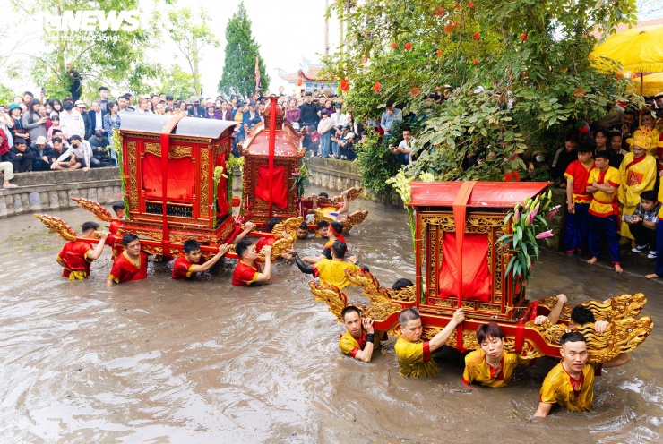 Có tổng cộng 24 trai tráng trong làng phụ trách khênh kiệu, họ đều từ 18 tuổi trở lên, không phân biệt chưa lập gia đình hay đã có vợ con. Những người được chọn sẽ có 3 ngày để chuẩn bị sức khỏe, tinh thần cho buổi rước có thể kéo dài 7-8 tiếng đồng hồ.