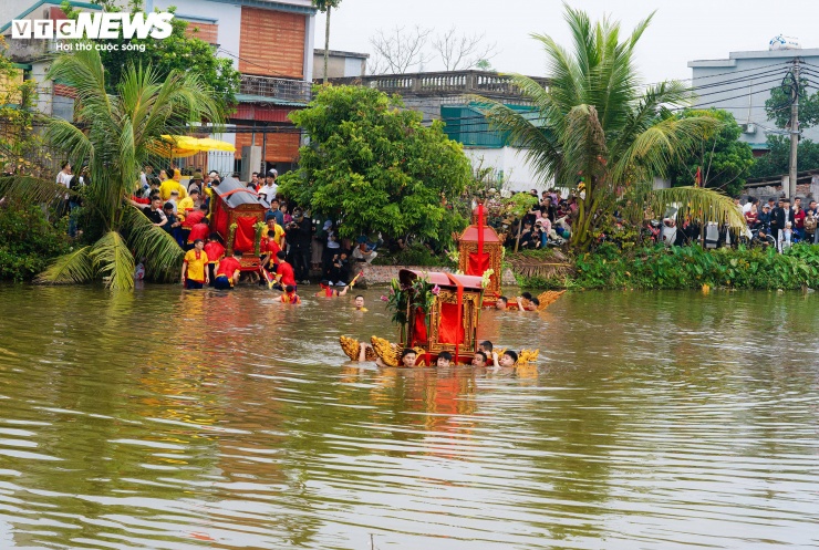 Độc đáo màn rước kiệu vượt sông, quay dưới giếng ở Hưng Yên - 7