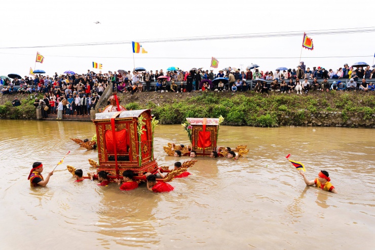 Đoàn kiệu được rước đi vòng quanh làng và trước khi giáng đền, kiệu phải được băng sông, lội ruộng và quay liên tục dưới nước hàng tiếng đồng hồ kể cả khi trời mưa rét tím tái, nước ngập cổ.