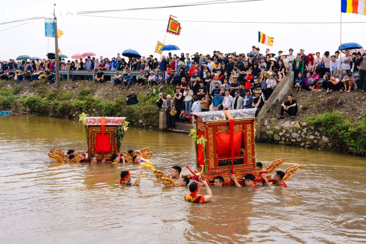 Người dân Thọ Lộc lâu nay vẫn truyền miệng về những cỗ kiệu bay không thể lý giải mỗi dịp diễn ra lễ hội. Những chiếc kiệu phi như bay không theo quy luật nào và điều kỳ lạ là ngay cả người khênh kiệu cũng không thể kiểm soát được hướng đi như ý muốn. Đặc biệt, những người rước kiệu đều khẳng định họ hoàn toàn khỏe mạnh và không hề có chuyện bị chóng mặt hay gặp tai nạn khi rước kiệu.