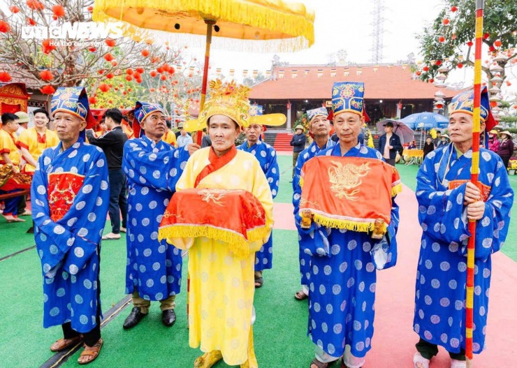 Năm nay, lễ hội đền - chùa Phượng Vũ do ông Đỗ Đình Nguyên (78 tuổi, áo vàng) được dân làng tín nhiệm chọn làm chủ tế.