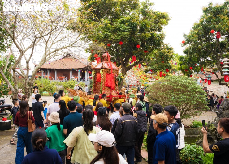 Đoàn rước kiệu đi đến đâu, đoàn người lại nô nức theo sau.