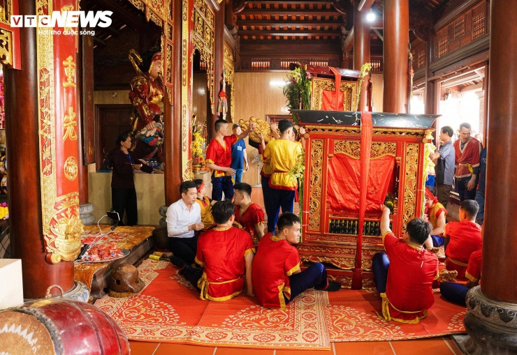 Nghi thức rước kiệu thường kết thúc đúng giờ chính Ngọ (12h trưa), sau đó ba kiệu được quy tụ tại đền thánh Từ Đạo Hạnh.