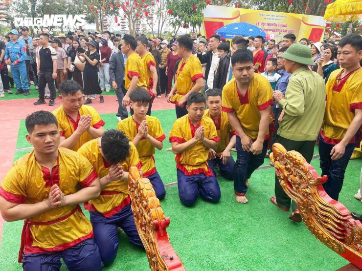 Tuy nhiên, năm nay phải đến 14h đoàn rước mới hạ kiệu, các trai tráng khênh kiệu tạ lễ trước khi về nhà tắm rửa.