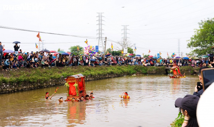 Độc đáo màn rước kiệu vượt sông, quay dưới giếng ở Hưng Yên - 14