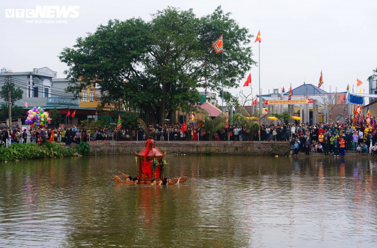 Chính sự độc đáo, kỳ thú trong nghi thức rước kiệu cùng nét linh thiêng của lễ hội đền – chùa Phượng Vũ đã thu hút hàng nghìn du khách thập phương tìm về Thọ Lộc, xã Vũ Thư, Hưng Yên dự hội, dù mưa phùn hay gió rét cũng không ngăn được bước chân trẩy hội.