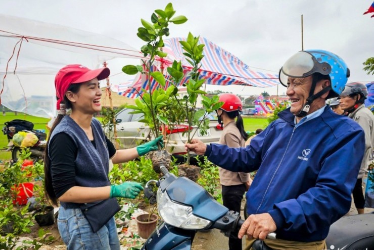 Trắng đêm bán ‘lộc xanh’ ở chợ Viềng Ninh Bình, nông dân thu chục triệu đồng