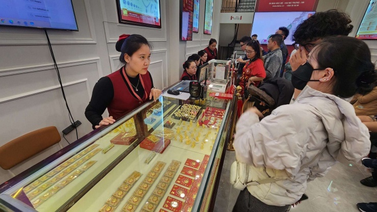 Nhiều khách hàng đến mua sản phẩm vàng sớm hơn trước ngày vía Thần tài 2026.&nbsp;Ảnh: Thái Nguyễn