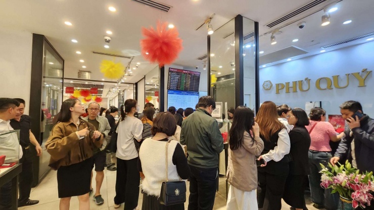 Cửa hàng vàng Phú Quý đón nhận lượng khách lớn trong những ngày này.&nbsp;Ảnh: Thái Nguyễn