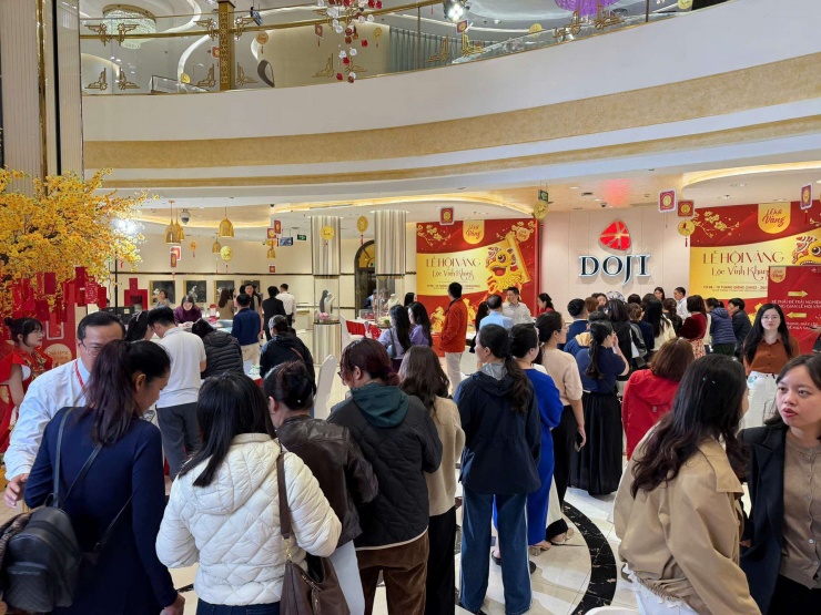 Khách mua vàng đông kín cửa hàng vàng Doji tại số 5 Lê Duẩn.&nbsp;