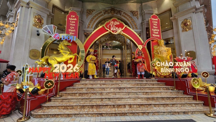 Không khí náo nhiệt đều diễn ra tại các cửa hàng vàng lớn tại Hà Nội trong ngày mùng 9 tháng Giêng.&nbsp;Ảnh: Thái Nguyễn