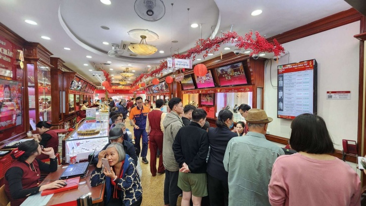 Nhu cầu mua vàng dịp vía Thần tài 2026 vẫn duy trì ở mức cao và tăng so với những ngày thường. Ảnh: Thái Nguyễn