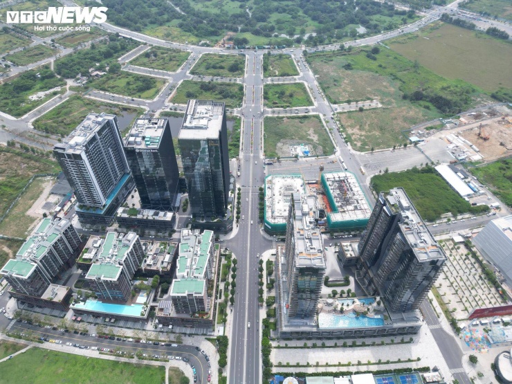 Đáng chú ý nhất là lô đất ký hiệu 1.K1.8.HH, diện tích khoảng 1,26 ha, được đề xuất nâng chiều cao tối đa từ 30 tầng lên 99 tầng, tương ứng chiều cao công trình từ 120 m lên đến 500 m.