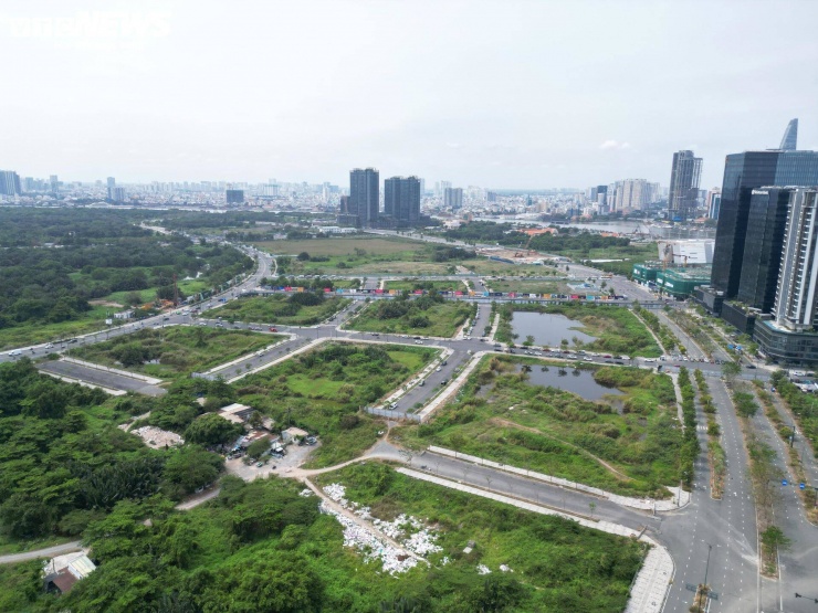 Ngoài lô đất trên, có tổng cộng 9 lô đất tại phân khu số 1, được bố trí xây dựng các công trình thuộc Trung tâm Tài chính quốc tế. Theo dự thảo điều chỉnh cục bộ Đồ án quy hoạch phân khu tỷ lệ 1/2000, toàn bộ khu lõi sẽ được điều chỉnh hệ số sử dụng đất nhằm hình thành các công trình cao tầng mang tính biểu tượng, tạo điểm nhấn kiến trúc cho khu vực.