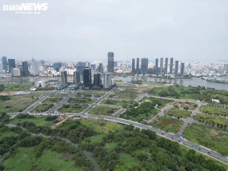 Theo quy hoạch tổng thể, Trung tâm Tài chính quốc tế Việt Nam tại TP.HCM có quy mô khoảng 899 ha, trải rộng từ khu trung tâm hiện hữu đến Thủ Thiêm và một phần sông Sài Gòn, với khoảng 1.000 tòa nhà cao tầng phục vụ hoạt động tài chính.