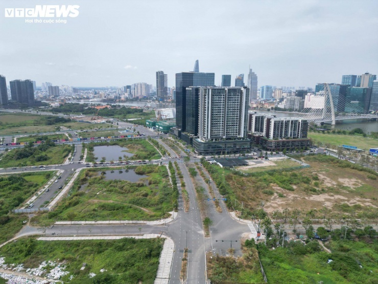 Tổng mức đầu tư sơ bộ cho dự án khoảng 172.000 tỷ đồng (tương đương 7 tỷ USD). Trong giai đoạn đầu, TP.HCM dự kiến dành khoảng 16.000 tỷ đồng để xây dựng hạ tầng khu lõi rộng hơn 9 ha tại Thủ Thiêm, phấn đấu đưa khu nhà trung tâm điều hành vào hoạt động từ năm 2027.