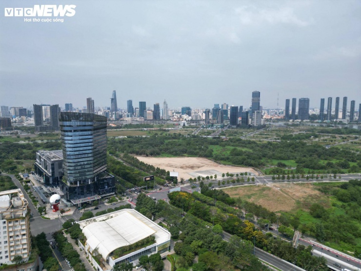 Song song với đó, khu vực này cũng được quy hoạch xây dựng Trung tâm Chính trị - Hành chính mới của thành phố với quy mô hơn 33 ha, gồm trụ sở cơ quan hành chính, nhà hát, công viên và hồ trung tâm.