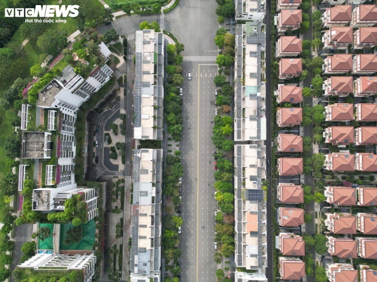 Khu đất xây dựng Trung tâm Chính trị - Hành chính nằm giữa các trục giao thông lớn như đại lộ Mai Chí Thọ, đường Nguyễn Cơ Thạch và đường Tố Hữu, đồng thời được kết nối trực tiếp với các tuyến Metro đi qua Thủ Thiêm. Việc bố trí các công trình trọng điểm tại đây được kỳ vọng hình thành trung tâm mới hiện đại, đồng bộ, góp phần thúc đẩy phát triển kinh tế - tài chính của TP.HCM trong tương lai.