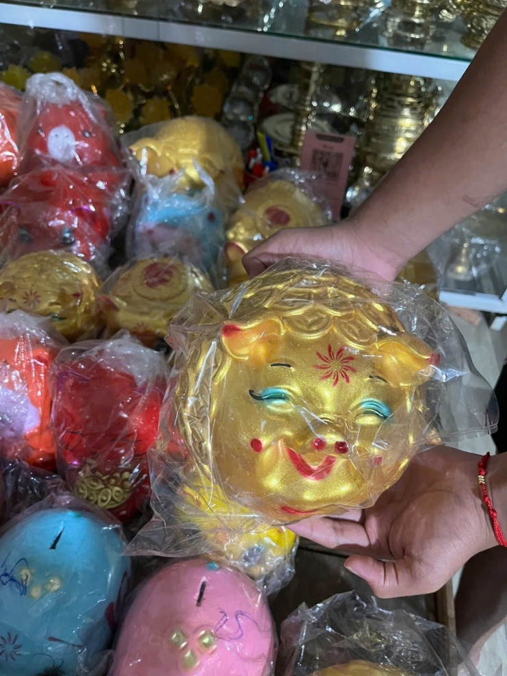 Nhiều người cũng mua heo đất nhằm mang ý nghĩa đủ đầy mà còn là lời nhắc nhở về thói quen tích lũy lâu dài