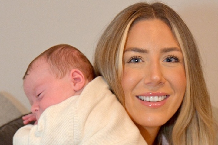 Em bé đầu tiên ở Anh chào đời từ tử cung người đã khuất