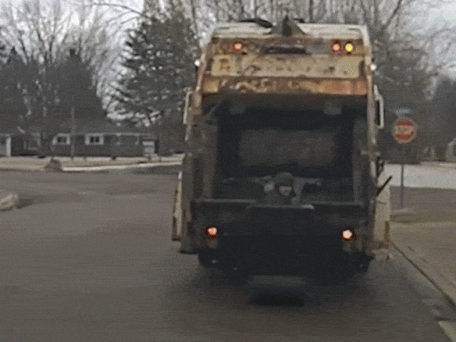 Nghi phạm trốn trong thùng rác, suýt bị đưa vào xe nghiền ở Mỹ