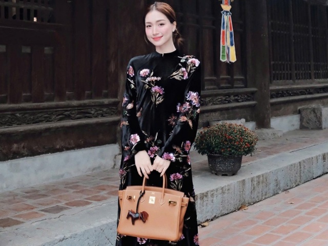 Hòa Minzy phối áo dài với loạt túi hiệu