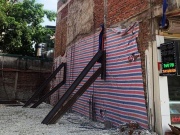 Tranh cãi xoay quanh ngôi nhà nghiêng khi hàng xóm thi công