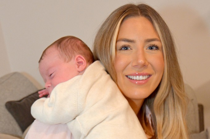 Grace Bell bế con trai Hugo Powell chào đời từ tử cung hiến tặng của người đã mất. Ảnh: Womb Transplant UK/PA Wire