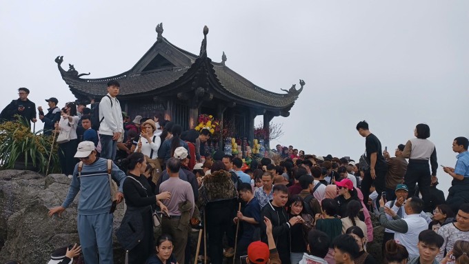 Chùa Đông, Yên Tử, Quảng Ninh đông nghịt người đến hành hương ngày 19/2 (mùng 3 Tết). Ảnh: Chùa Yên Tử