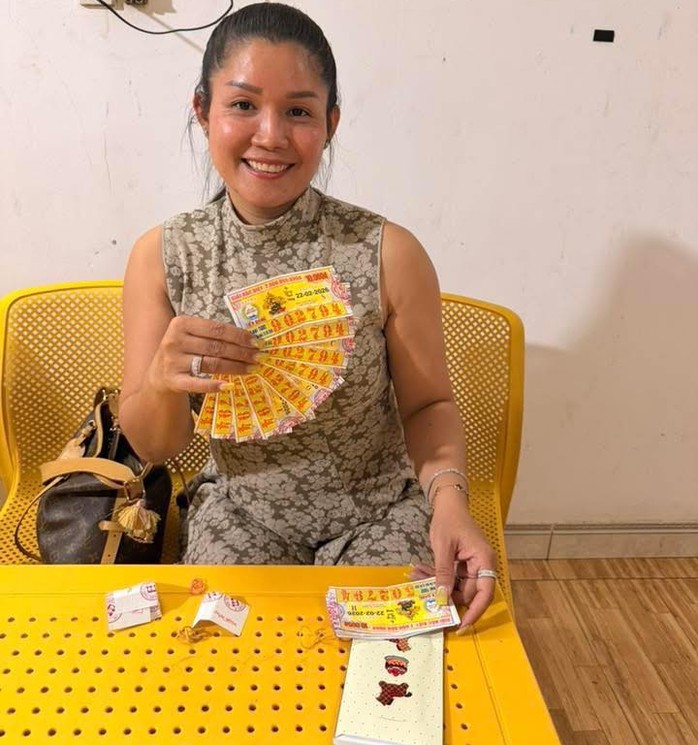 Xổ số miền Nam: Người phụ nữ gây “sốt” khi đổi 46 vé trúng độc đắc trong 3 ngày - 1