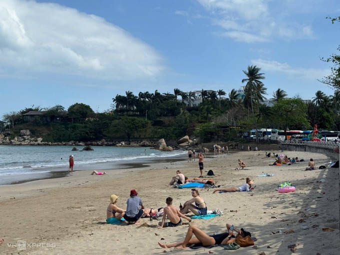 Du khách tắm nắng tại Khánh Hòa dịp Tết. Ảnh: Bùi Toàn