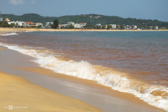 Bãi biển Tam Quan xuất hiện dải nước màu nâu dài hơn một km. Ảnh: Trần Hóa