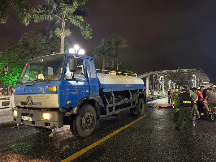 Hiện trường vụ tai nạn giao thông khiến nam thanh niên mặc áo Grab&nbsp;tử vong.