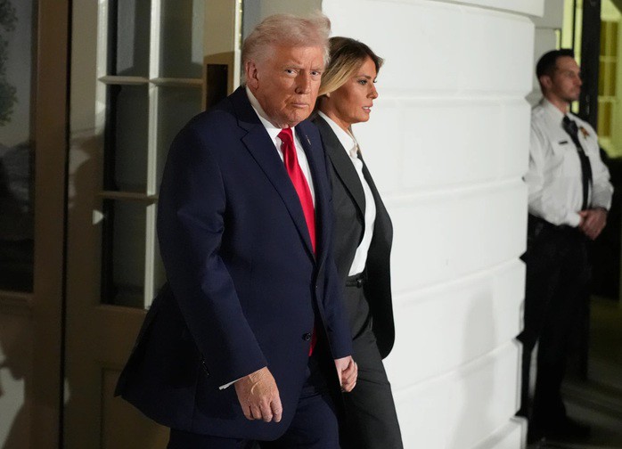Tổng thống Donald Trump và Đệ nhất phu nhân Melania Trump rời Nhà Trắng hôm 24-2 - Ảnh: AP