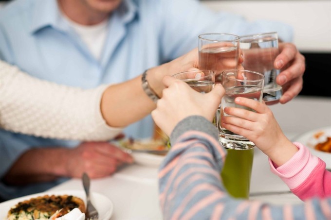 Trong các khảo sát tiêu dùng toàn cầu, khoảng 1/3 người trẻ "nói không" với rượu bia do lo ngại các tác động đến sức khỏe. Ảnh minh họa: Pexels