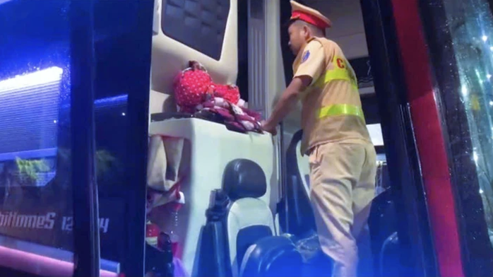 Hình ảnh Cảnh sát giao thông kiểm tra, phát hiện xe chở quá số người quy định. Ảnh minh hoạ