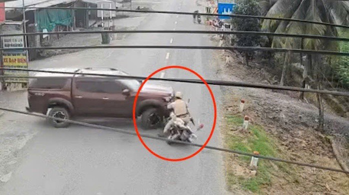 Xe bán tải do Nguyễn Võ Hoài Nhớ điều khiển tông xe CSGT