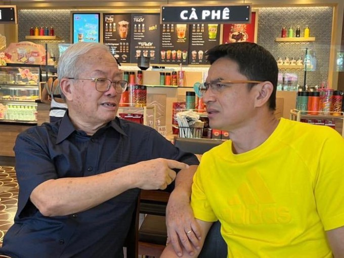 Cựu giám đốc kỹ thuật Nguyễn Văn Vinh (trái) trò chuyện với HLV Kiatisuk Senamuang khi dẫn dắt HAGL vào năm 2021. Ảnh: Kiatisuk Senamuang