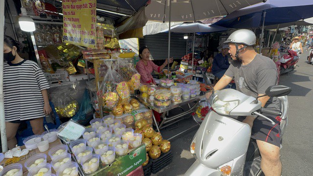 Khách mua chè xôi cúng Thần Tài