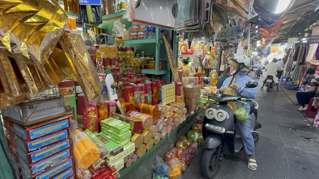 Khách mua bộ đồ cúng vàng bạc, áo mão&nbsp;