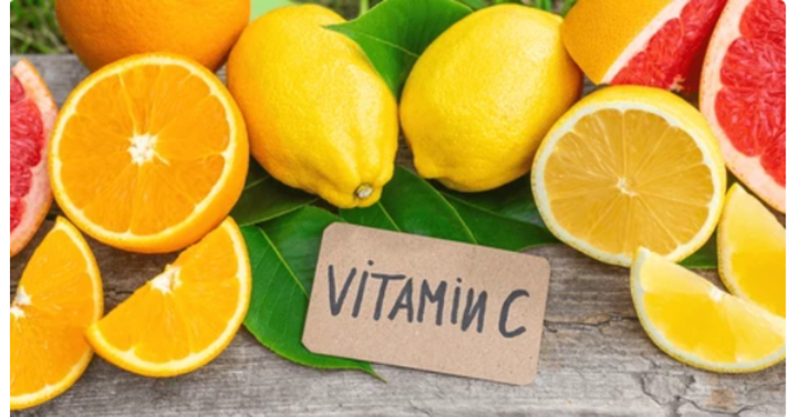 Thực phẩm giàu vitamin C hỗ trợ đào thải acid uric (Ảnh: Shutterstock)