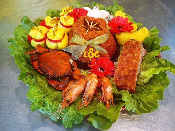 Bộ tam sên gồm tôm, cua, thịt quay, trứng. (Ảnh: Loan Vo)