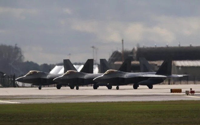 Mỹ triển khai phi đội "Chim ăn thịt" F-22 tới Israel trước thềm đàm phán với Iran - 1