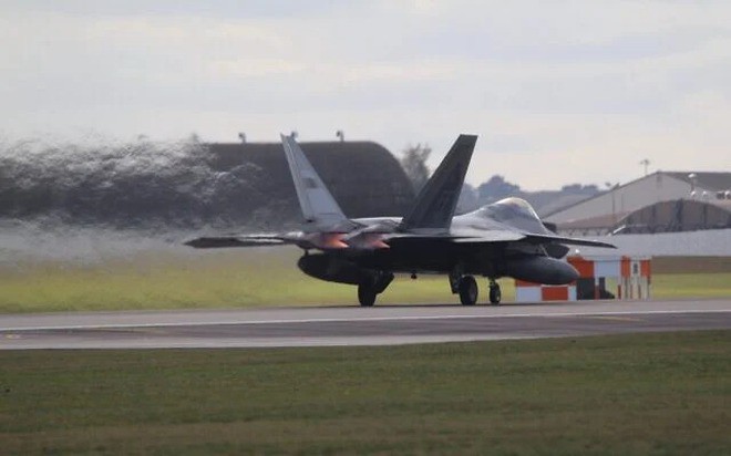 Hình ảnh máy bay chiến đấu tàng hình F-22 của Mỹ trước khi cất cánh từ căn cứ Không quân Hoàng gia Lakenheath (Anh) để đến Israel ngày 24-2. Ảnh: X @TallGlenn85 