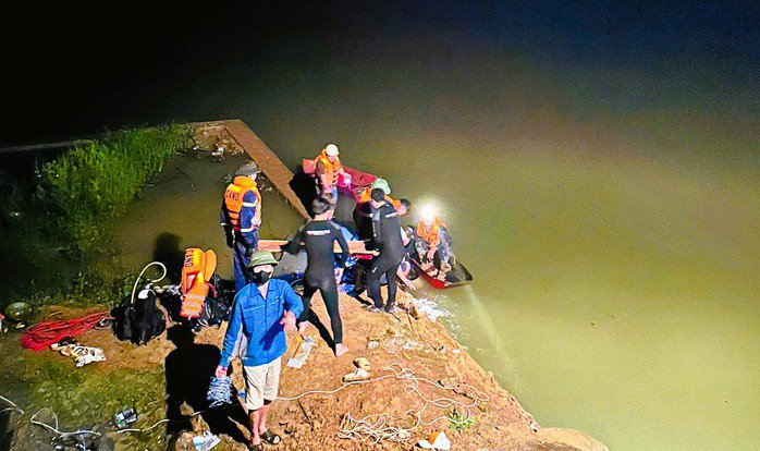 Khu vực lực lượng Cảnh sát PCCC và CNCH Công an tỉnh Thanh Hóa phát hiện thi thể nam thanh niên tử vong sau khi ô tô lao xuống sông