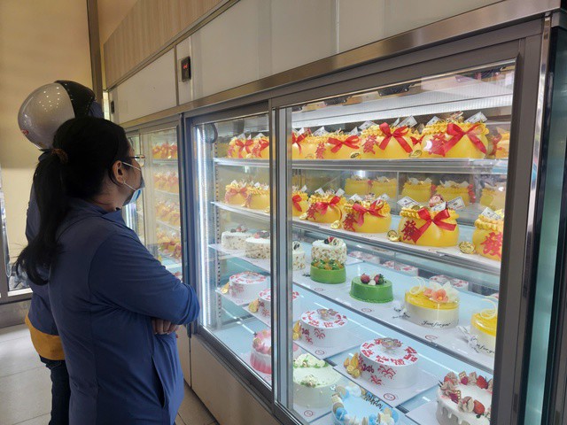 Người dân chọn mua bánh hũ vàng